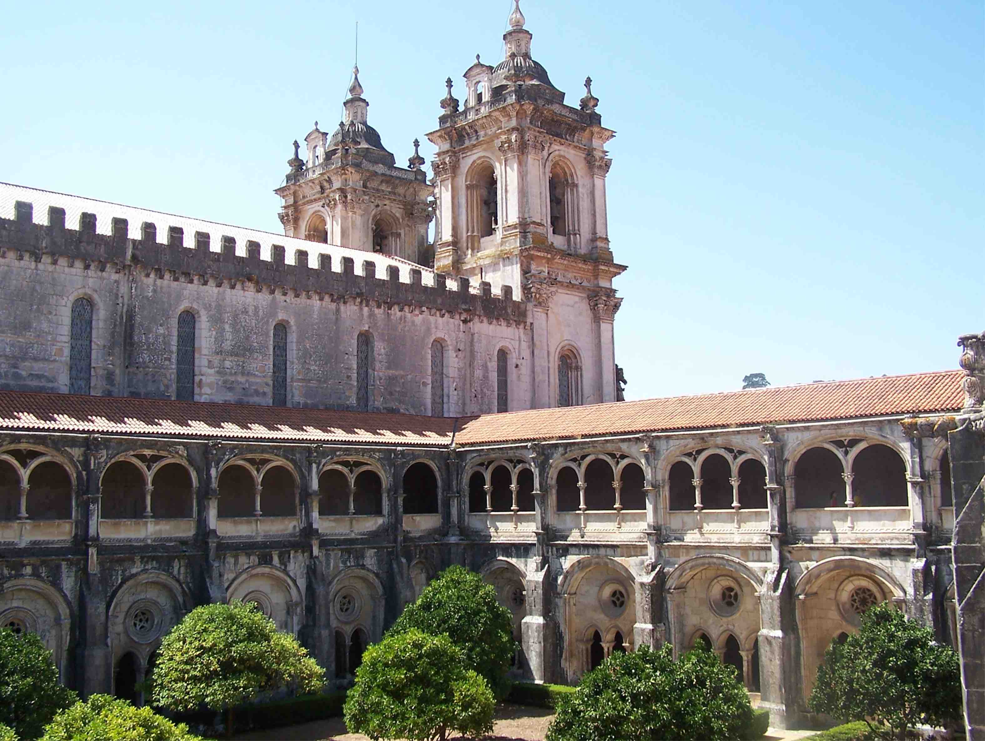 Cloister of the Monastery of Alcobaça. Photo by Flávio de Souza on <a href='https://commons.wikimedia.org/wiki/File:Alcoba%C3%A7aCloister.jpg'>Wikimedia Commons</a>, (Public Domain)