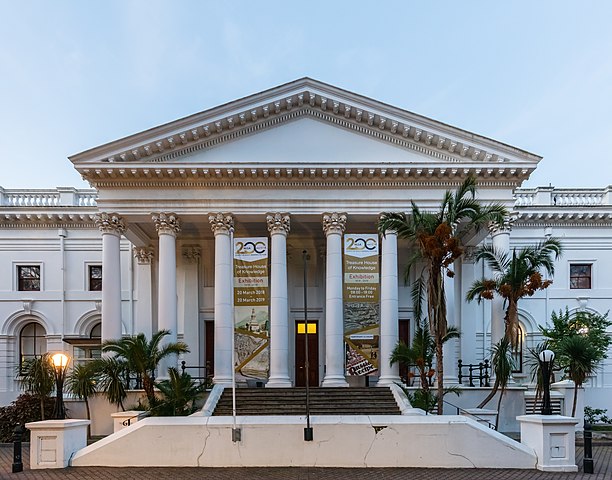 National Library of South Africa, Cape Town. Photo by <a href='https://commons.wikimedia.org/wiki/User:Poco_a_poco'>Diego Delso</a> on <a href='https://commons.wikimedia.org/wiki/File:Librer%C3%ADa_Nacional,_Ciudad_del_Cabo,_Sud%C3%A1frica,_2018-07-19,_DD_09.jpg'>Wikimedia Commons</a>, (CC BY-SA)